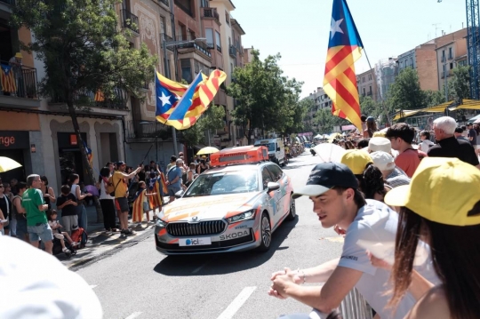 Vic espera el Tour amb la ciutat plena d'estelades