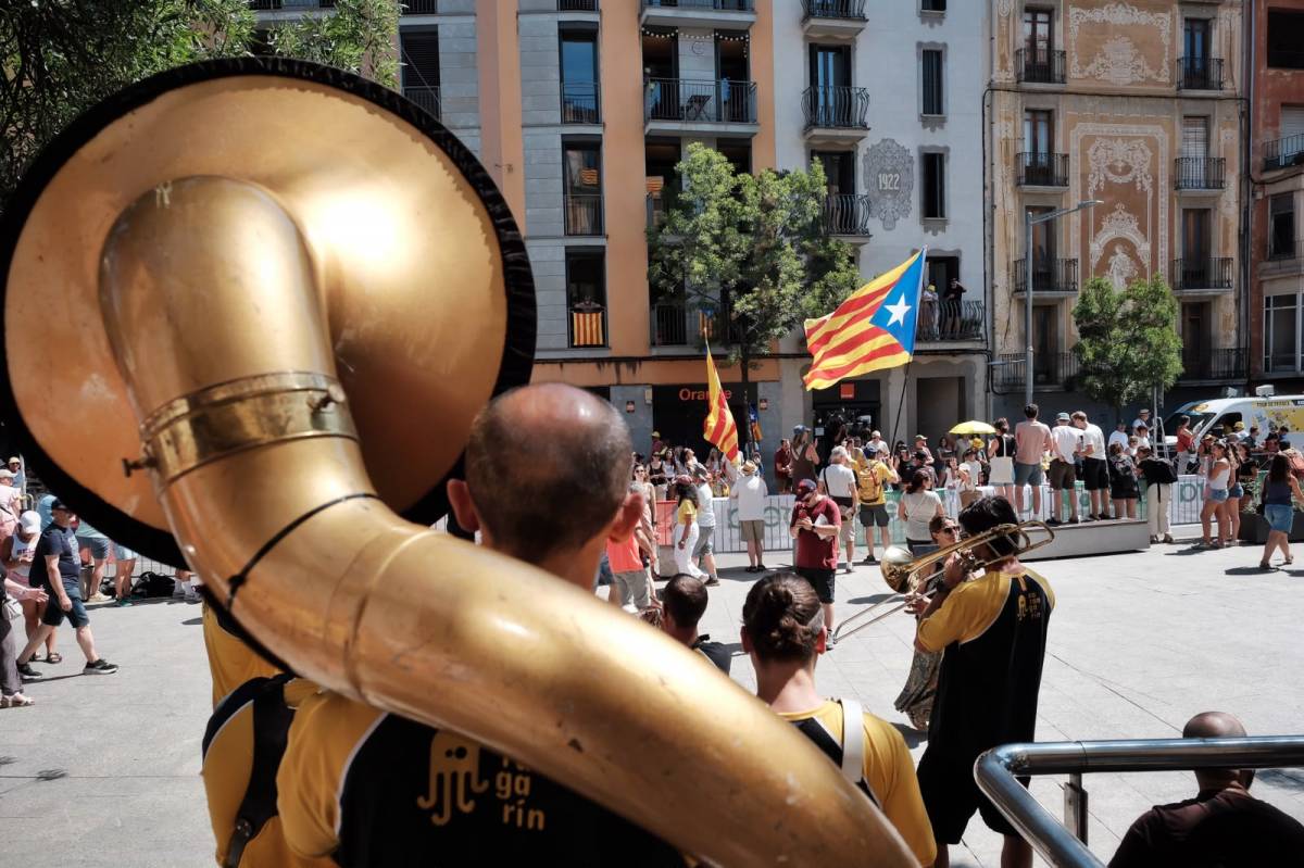 Grans estelades onegen esperant el pas dels ciclistes per Vic - Oriol Clavera Grans estelades onegen esperant el pas dels ciclistes per Vic