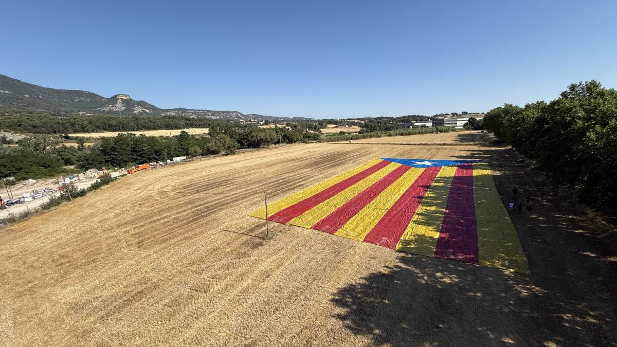 El Consell de la República desplega «l'estelada més gran del món»