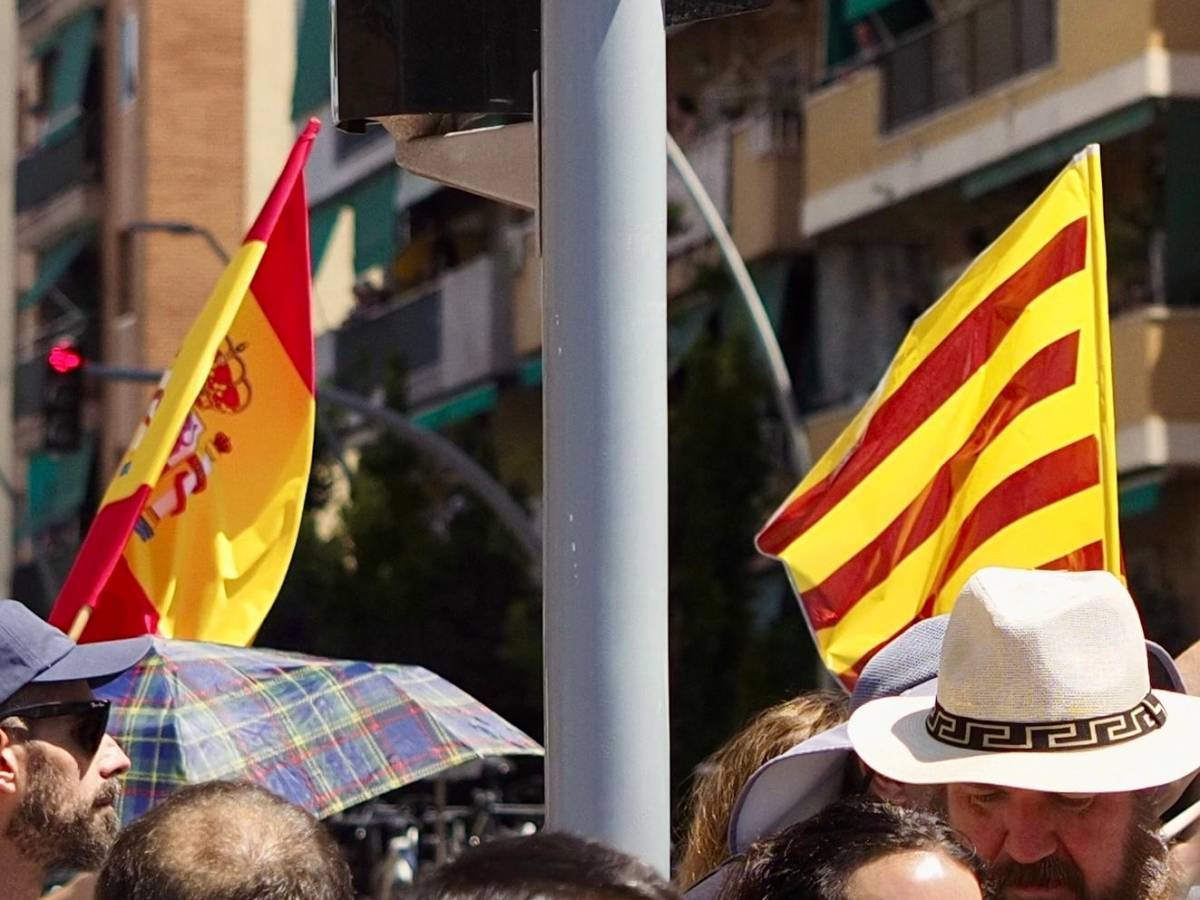 Una bandera espanyola i una senyera al Tour a Granollers. - Arnau Colomé Una bandera espanyola i una senyera al Tour a Granollers.
