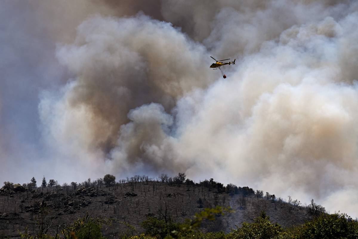 L'incendi a la Catalunya Nord continua descontrolat: dos ferits molt greus i 10.000 desallotjats
