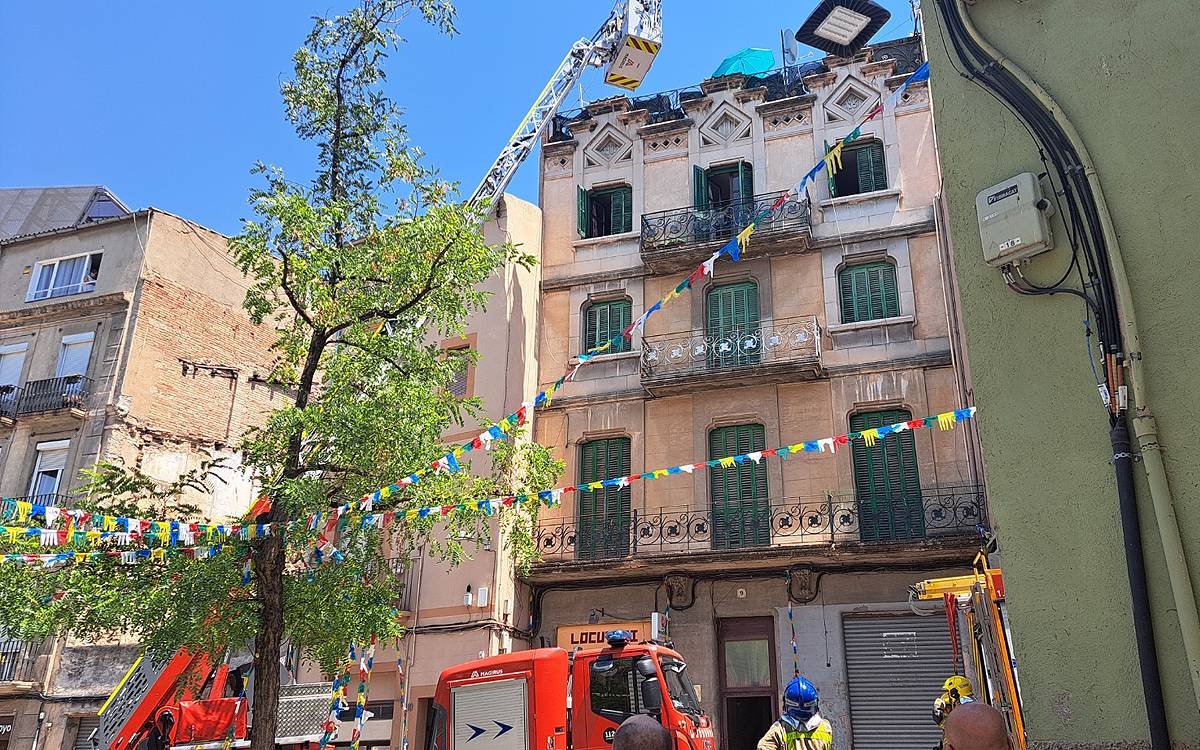 Un incendi en un traster obliga a tallar el trànsit a la plaça Sant Ignasi de Manresa