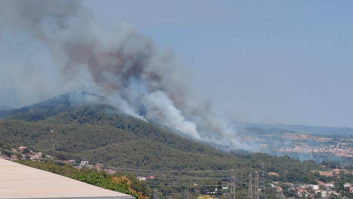VÍDEO | Una trentena de dotacions treballen en un incendi forestal a Sentmenat