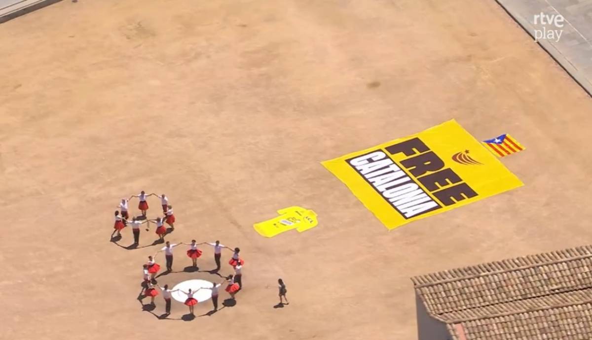 Les giragonses de TVE per obviar el «Free Catalonia» gegant de la Plaça Major de Vic