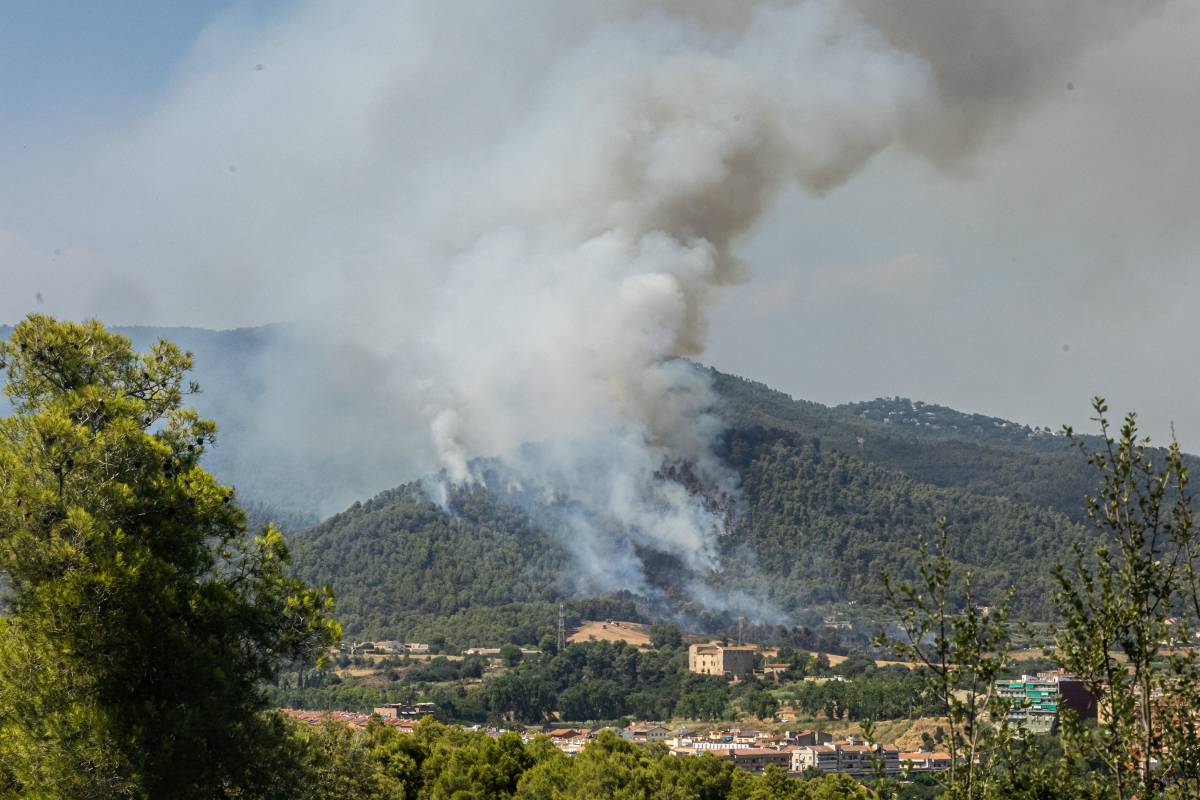Incendi forestal a Sentmenat - Juanma Peláez Incendi forestal a Sentmenat