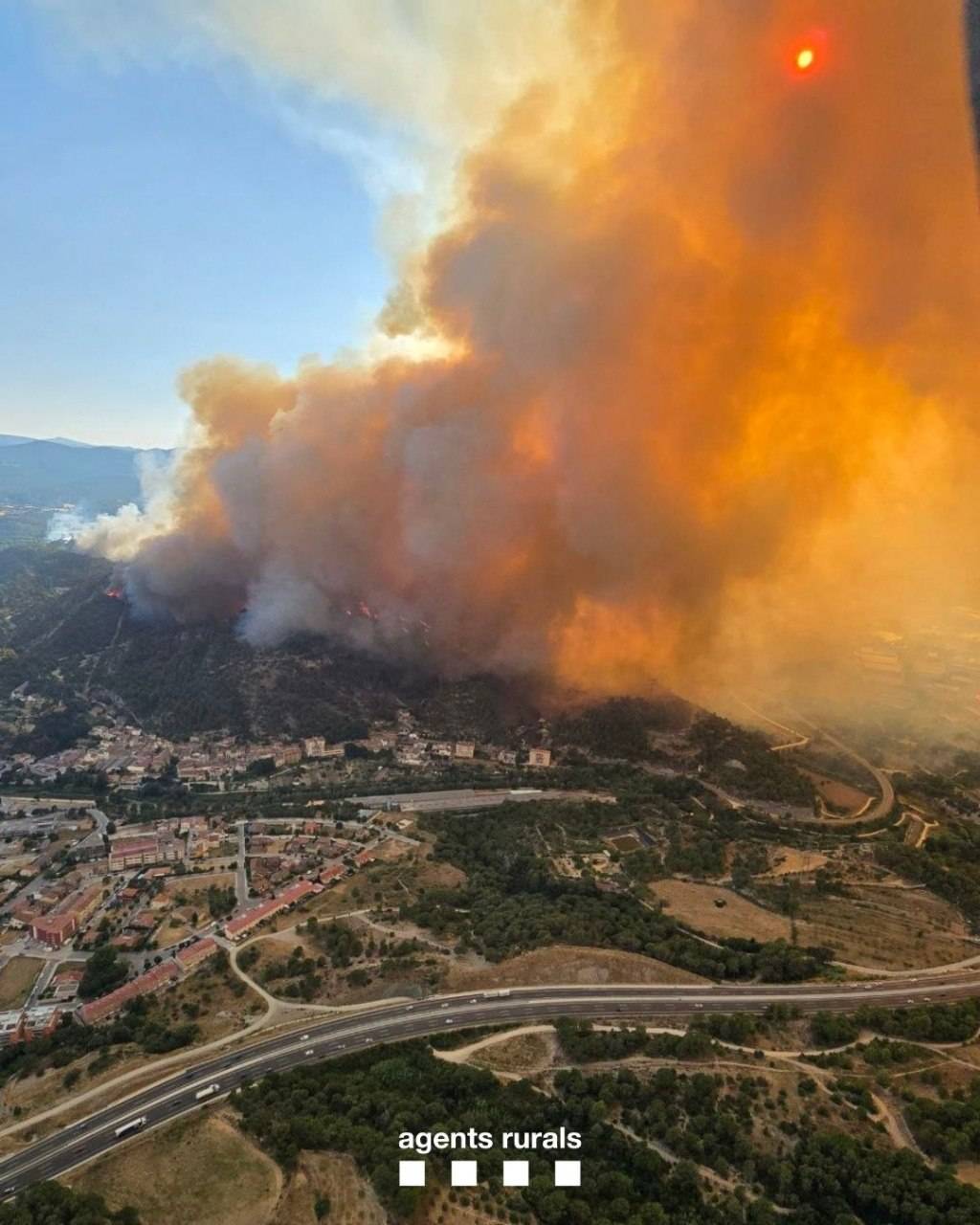 L'incendi de l'Anoia crema 225 hectàrees i obliga a confinar 33.000 persones