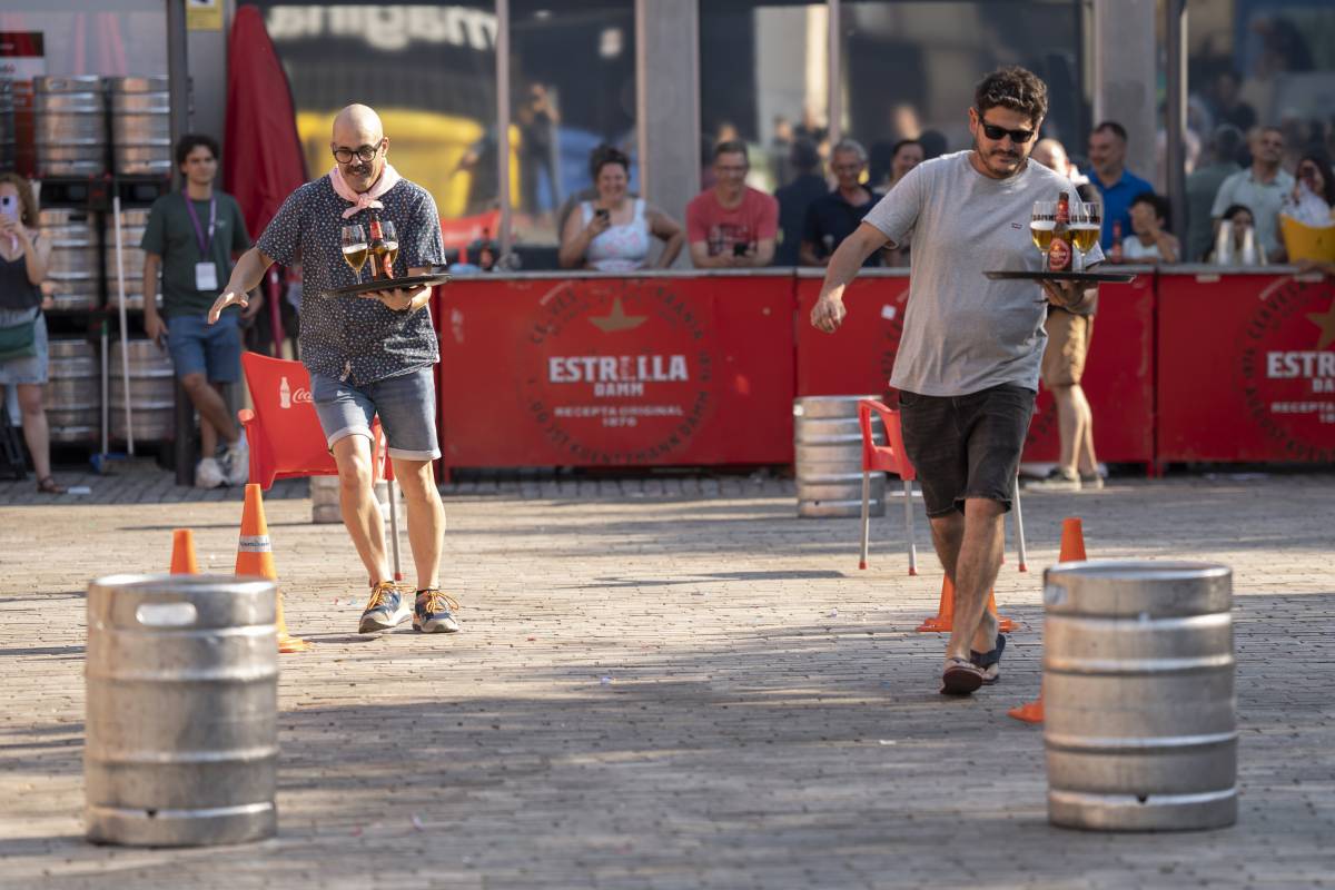 Els cambrers havien de superar obstacles sense tirar les copes de cervesa - Alberto Tallón