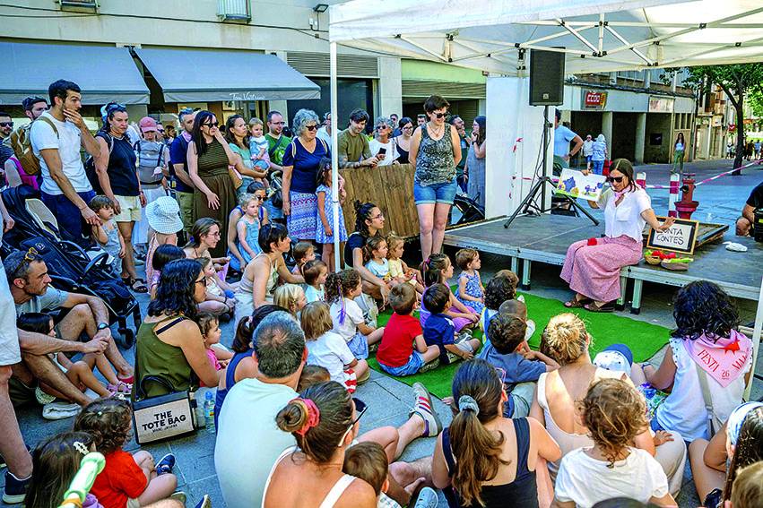 La contacontes Anna García fent les delícies dels més petits - Nebridi Aróztegui