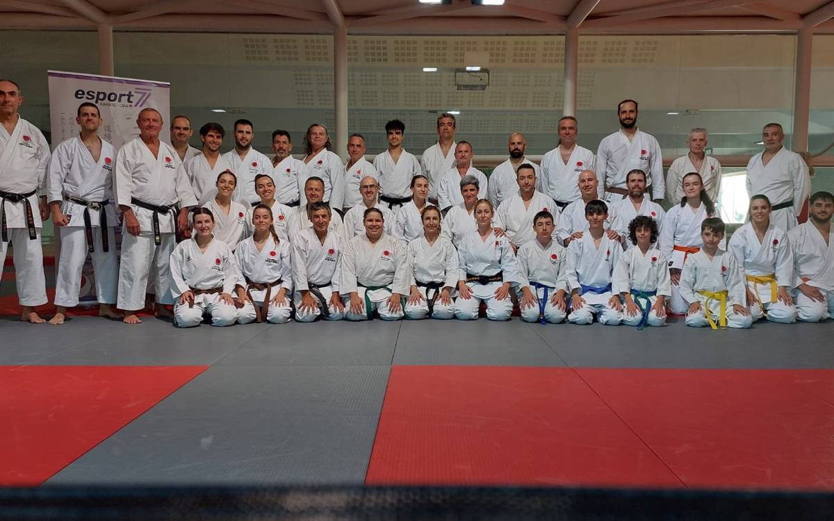 Una quarantena de karatekes participen en el segon Seminari d'Esport7 Karate JKA Manresa