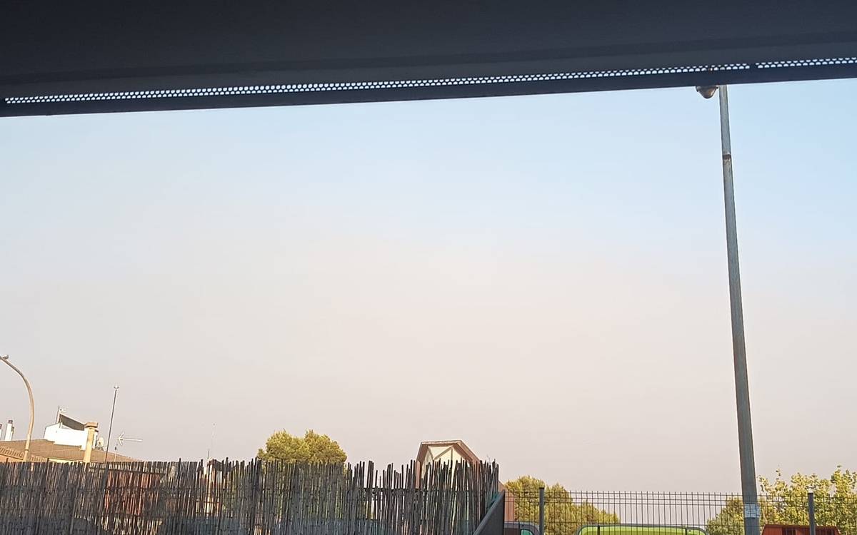 El fum de l'incendi de l'Anoia arriba al Bages i enterboleix el cel a bona part de la comarca