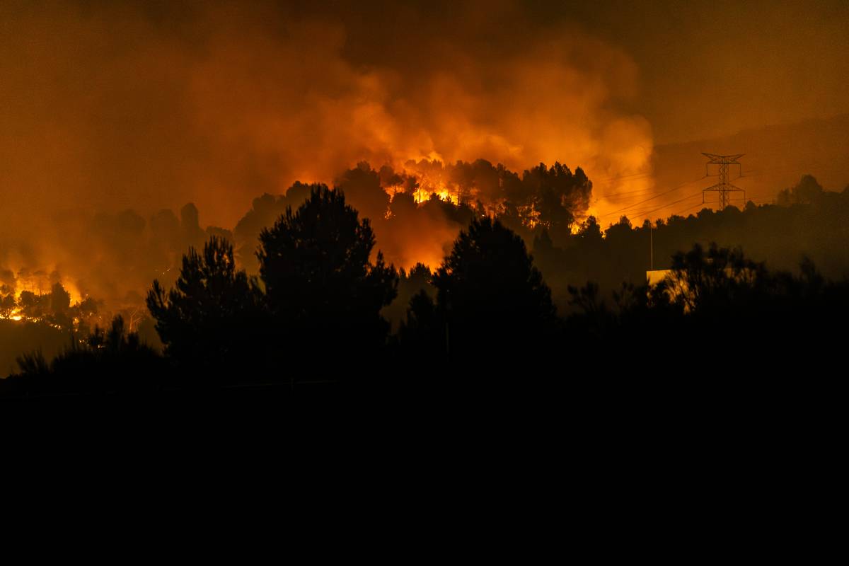 Nit d'intensa lluita contra incendis simultanis a Catalunya
