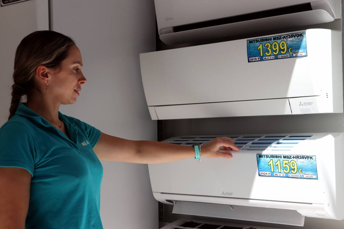 La calor i la manca de mà d'obra allarguen fins a dues setmanes la instal·lació d'aires condicionats