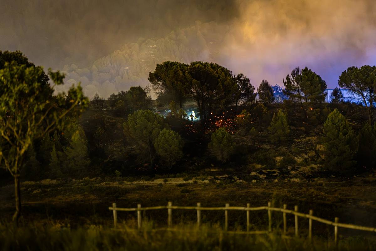 Els Bombers estabilitzen l'incendi de l'Anoia mentre continuen treballant intensament a Sentmenat