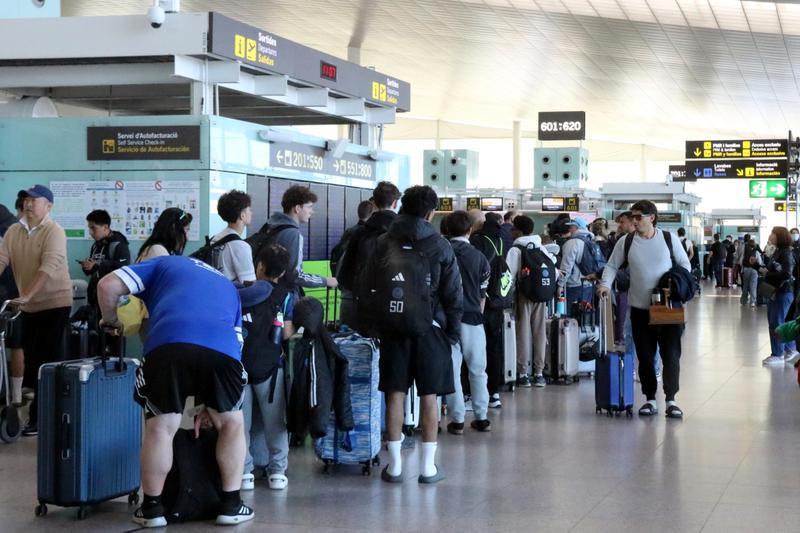 Retards a l'aeroport del Prat per una incidència elèctrica