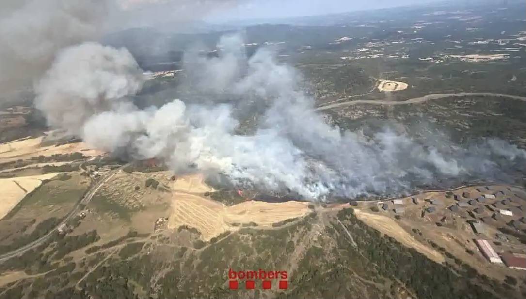 Els Bombers frenen a temps un incendi a Comiols que podia haver estat devastador