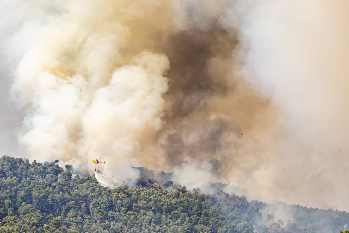 Els Bombers incrementen les dotacions i mantenen el confinament per l'incendi de Sentmenat