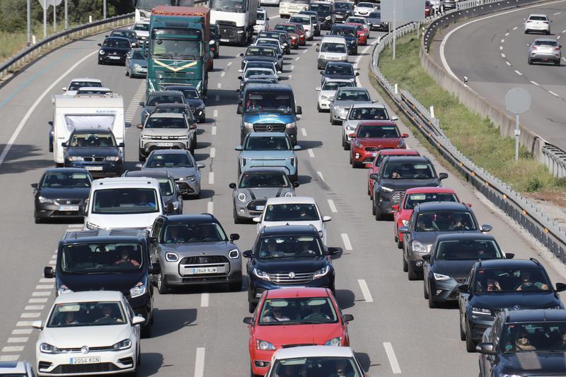 Cues de 20 quilòmetres a l'AP-7 per un camió accidentat a Castellví de la Marca