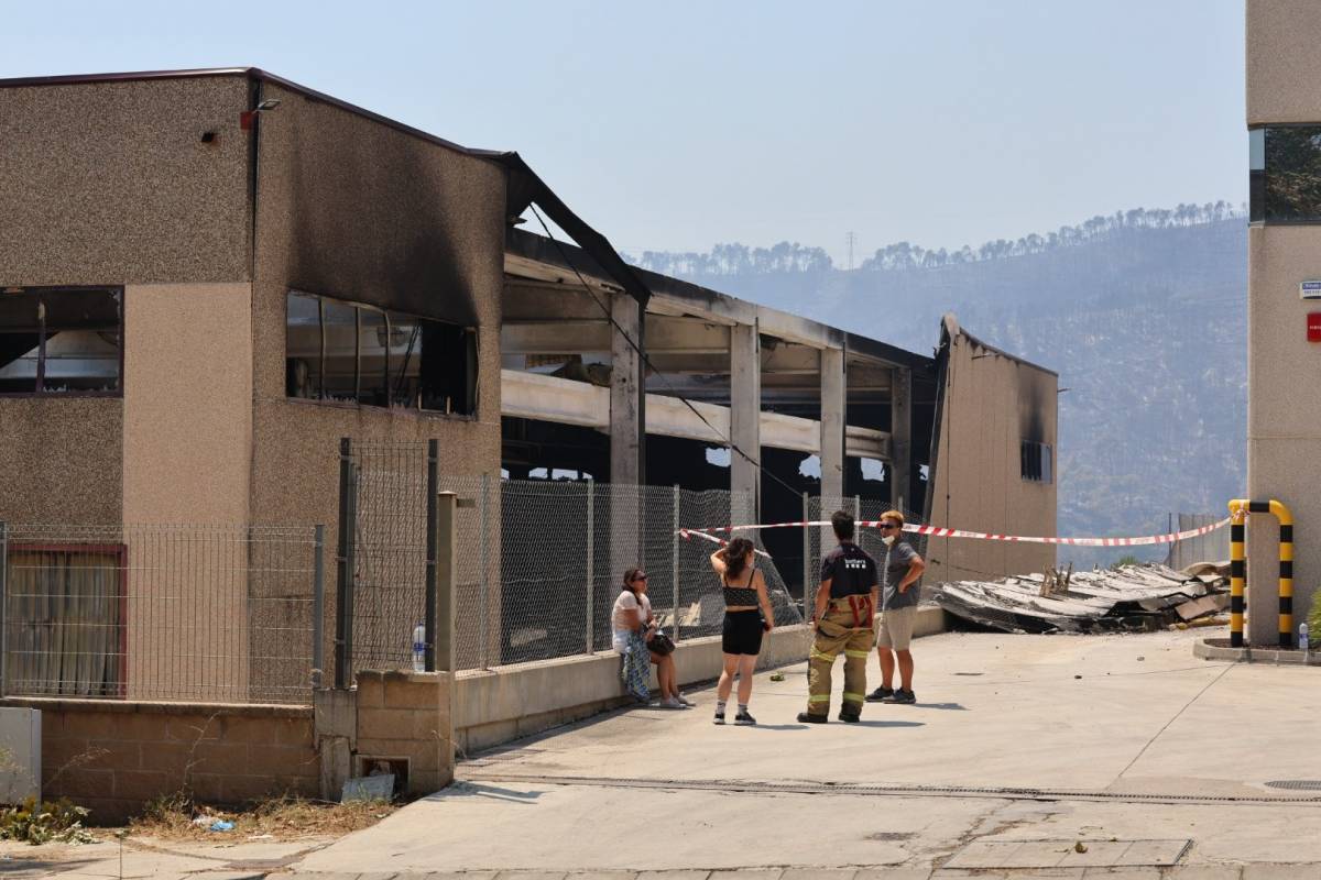Els testimonis d'un polígon industrial calcinat per un incendi forestal: «Podria haver estat una tragèdia més gran»