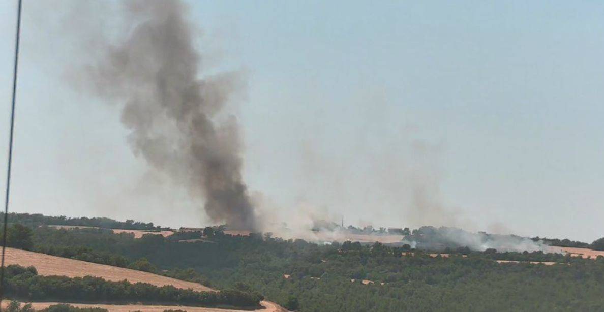 Confinat el nucli de Segura per l'incendi de Savallà del Comtat