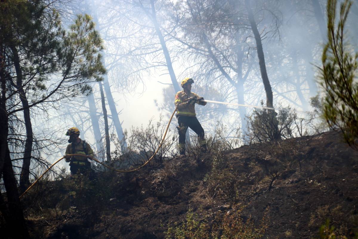 Els Bombers estabilitzen l'incendi de l'Anoia mentre continuen treballant intensament a Sentmenat