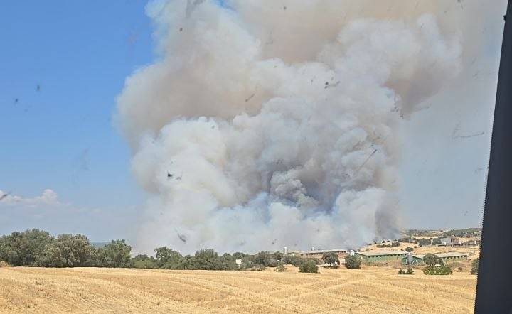 Els Bombers treballen en un nou incendi agrícola que obliga a confinar diversos nuclis a la Segarra
