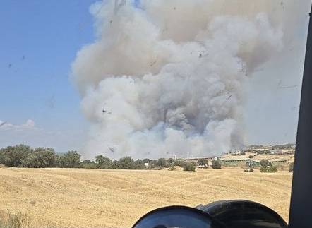 Els Bombers treballen en un incendi agrícola a prop de Torrefeta i Florejacs