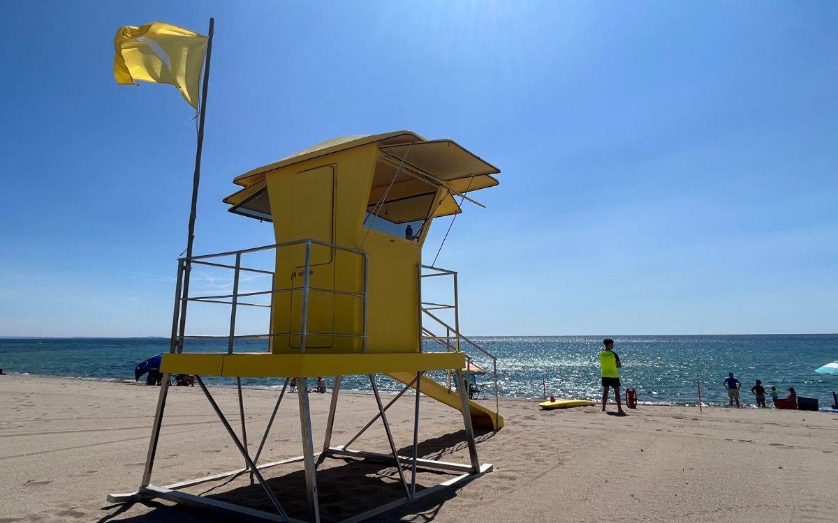 S'ha instal·lat una nova torre de socorrisme a la platja de la Punta del Riu. - Cedida