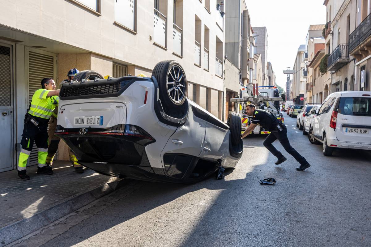 Un cotxe bolca al carrer de Garcilaso de Sabadell - Juanma Peláez Un cotxe bolca al carrer de Garcilaso de Sabadell