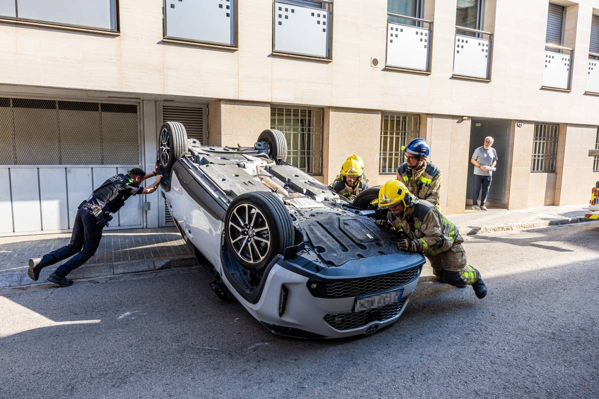 Un cotxe bolca al carrer de Garcilaso de Sabadell - Juanma Peláez Un cotxe bolca al carrer de Garcilaso de Sabadell