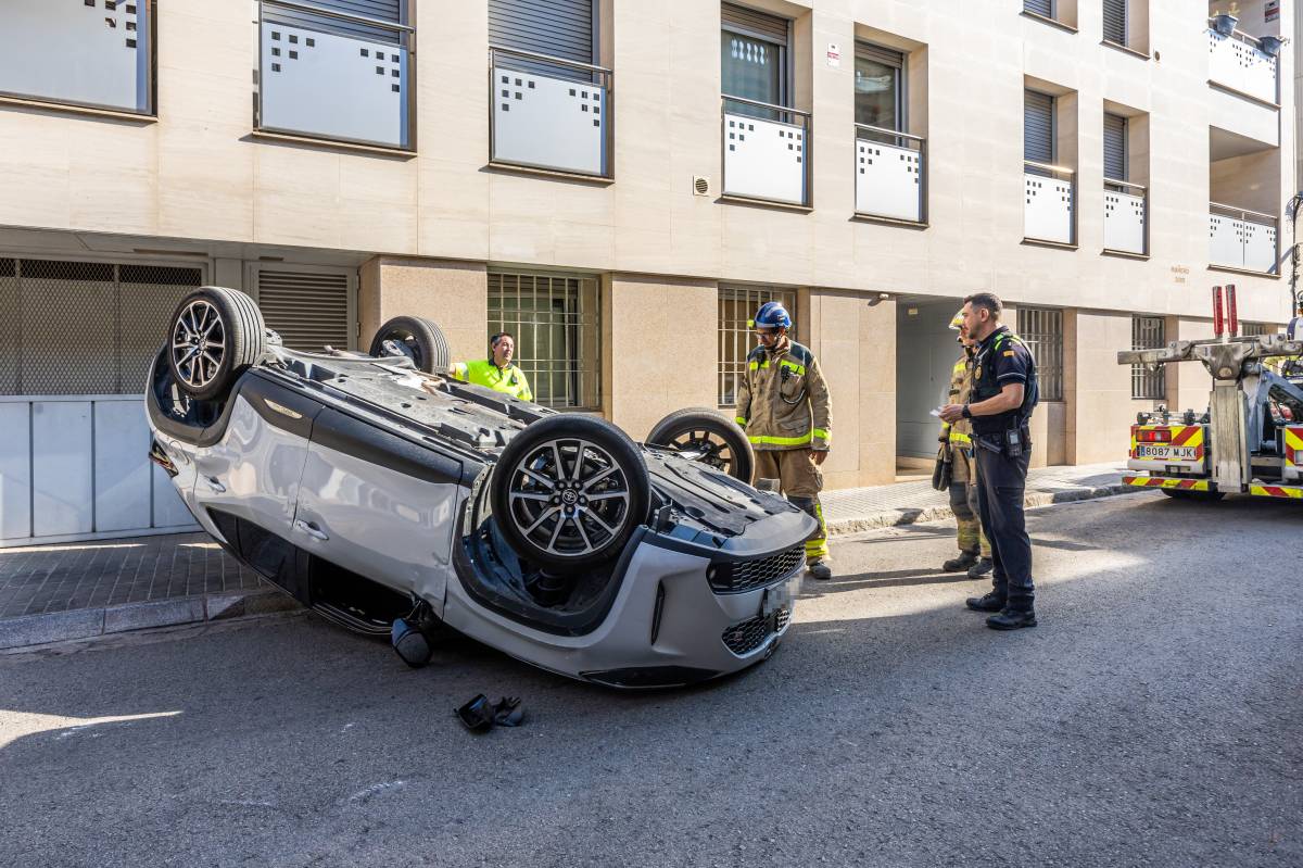Un cotxe bolca al carrer de Garcilaso de Sabadell - Juanma Peláez Un cotxe bolca al carrer de Garcilaso de Sabadell