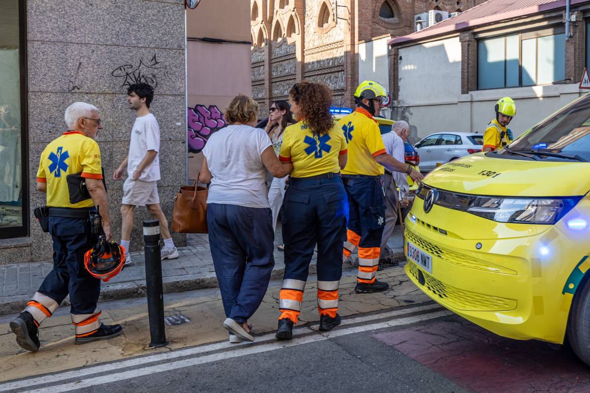 Un cotxe bolca al carrer de Garcilaso de Sabadell - Juanma Peláez Un cotxe bolca al carrer de Garcilaso de Sabadell