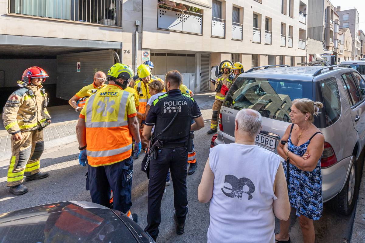 Un cotxe bolca al carrer de Garcilaso de Sabadell - Juanma Peláez Un cotxe bolca al carrer de Garcilaso de Sabadell