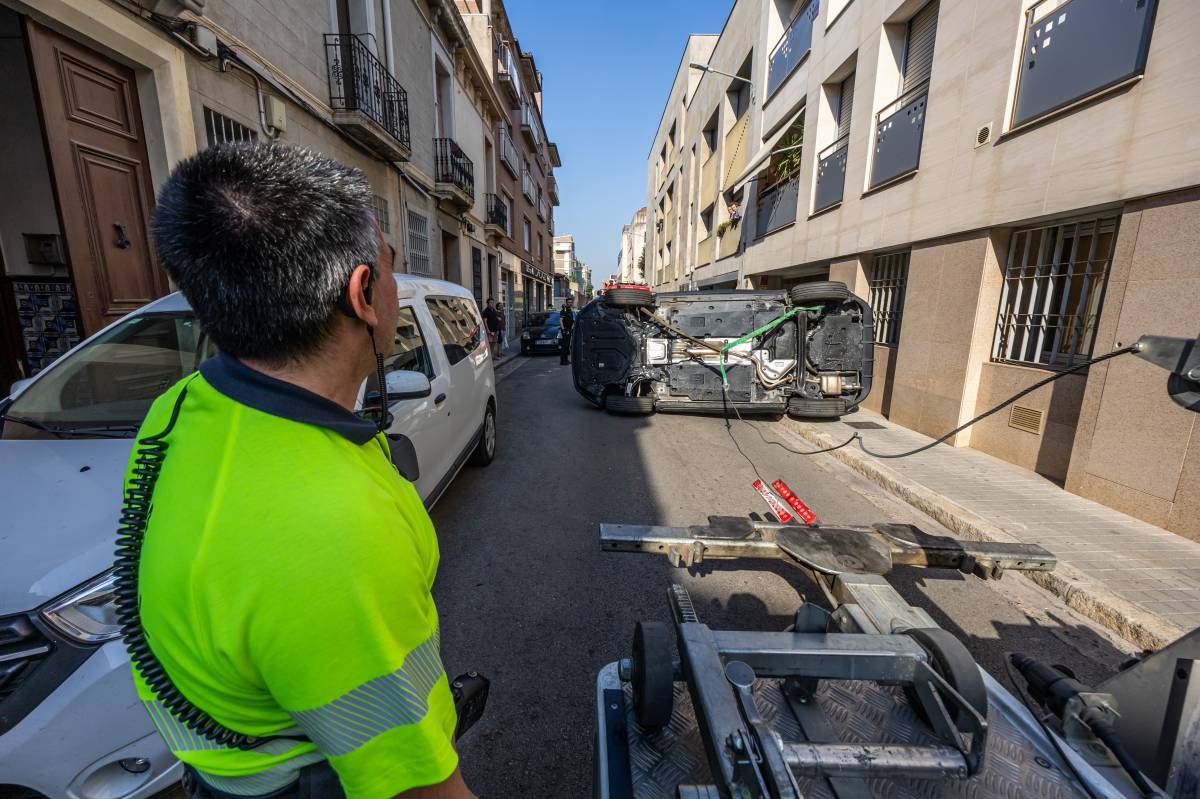 Un cotxe bolca al carrer de Garcilaso de Sabadell - Juanma Peláez Un cotxe bolca al carrer de Garcilaso de Sabadell