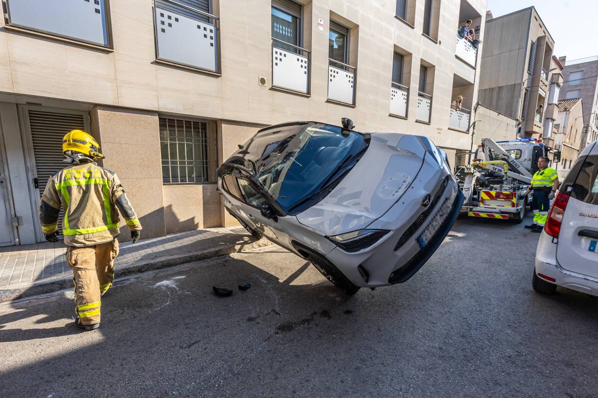 Un cotxe bolca al carrer de Garcilaso de Sabadell - Juanma Peláez Un cotxe bolca al carrer de Garcilaso de Sabadell