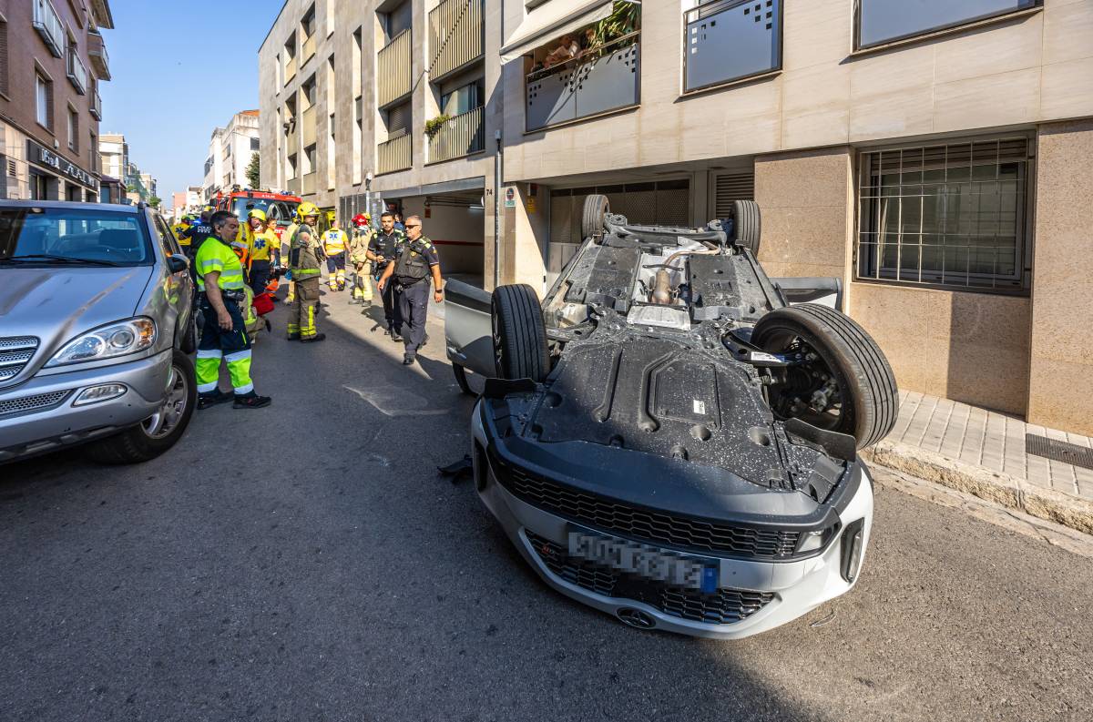 FOTOS | Una dona, al Taulí després de bolcar el seu cotxe en un carrer del Centre de Sabadell