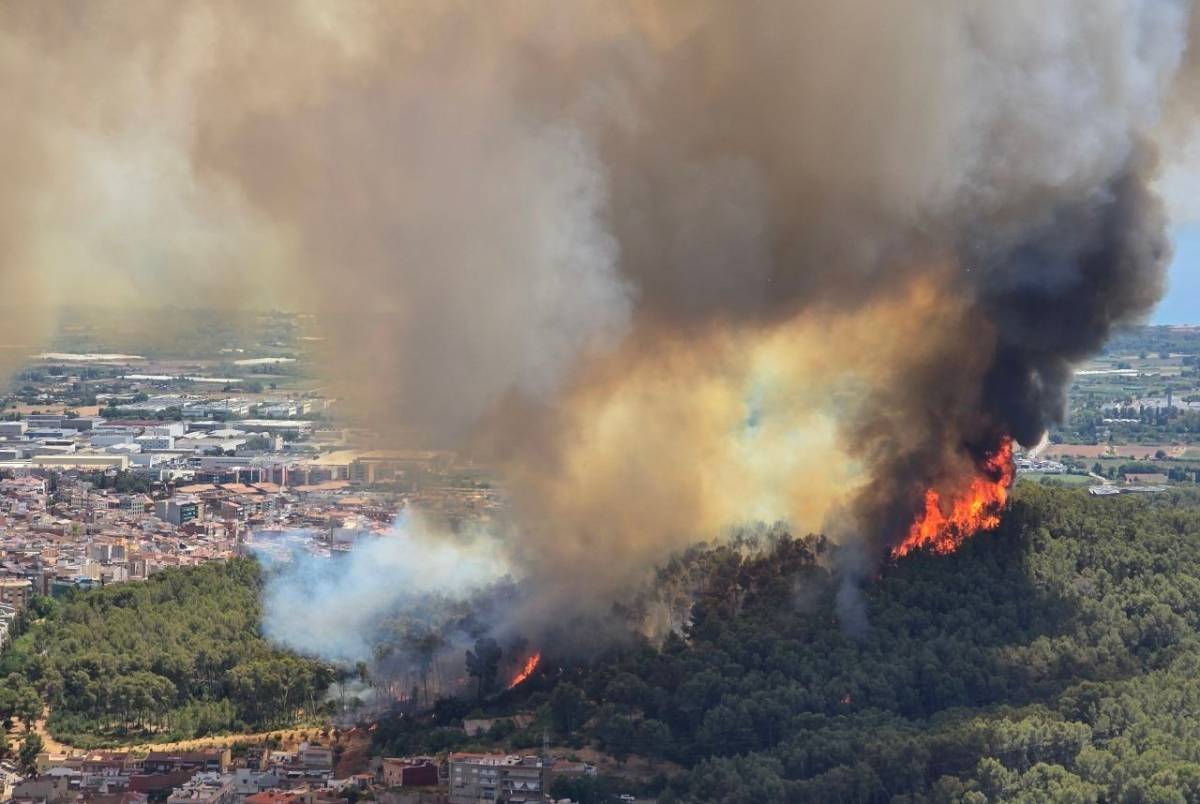 Un nou incendi a Gavà obliga a confinar 6.000 persones