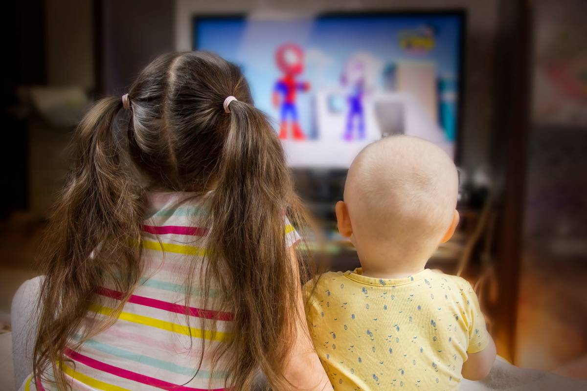 El gran error que fan les famílies a l’estiu amb les pantalles (i com evitar-lo)