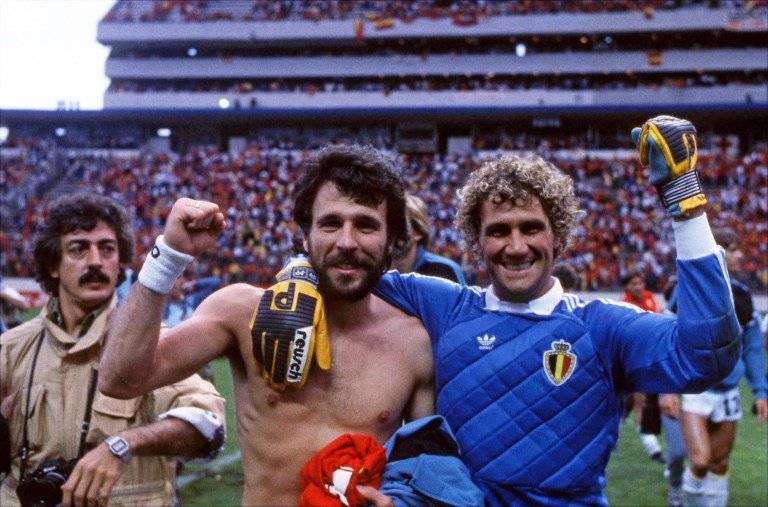 Els jugadors belgues Eric Gerets i Jean-Marie Pfaff celebren la seva classificació per a la semifinal després de... - @pfaffupdates Els jugadors belgues Eric Gerets i Jean-Marie Pfaff celebren la seva classificació per a la semifinal després de...