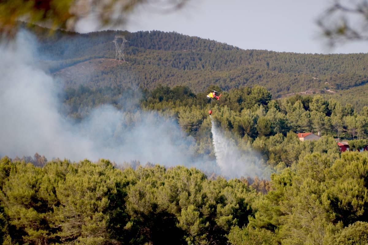 Confinen diverses poblacions per l'incendi forestal al Pla de Manlleu