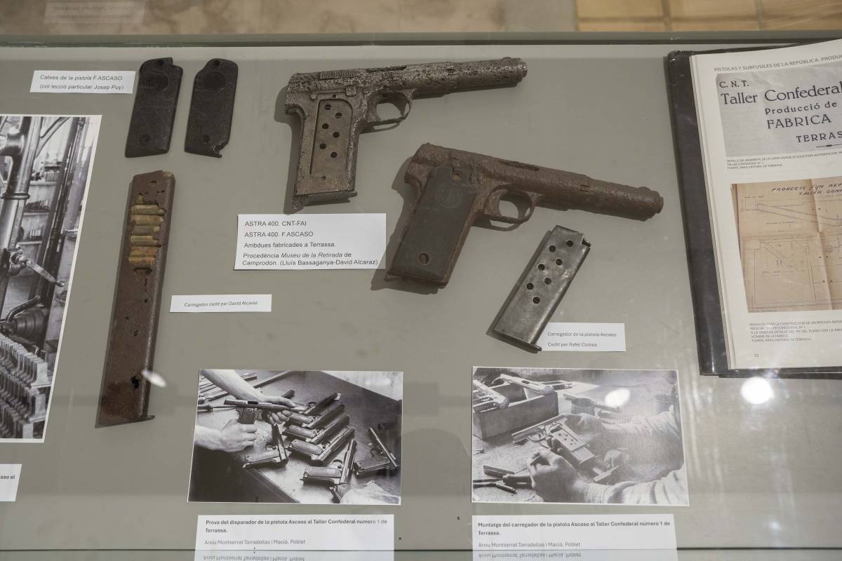 Dos exemplars de la pistola Ascaso, fabricada a Terrassa - ALBERTO TALLÓN Dos exemplars de la pistola Ascaso, fabricada a Terrassa
