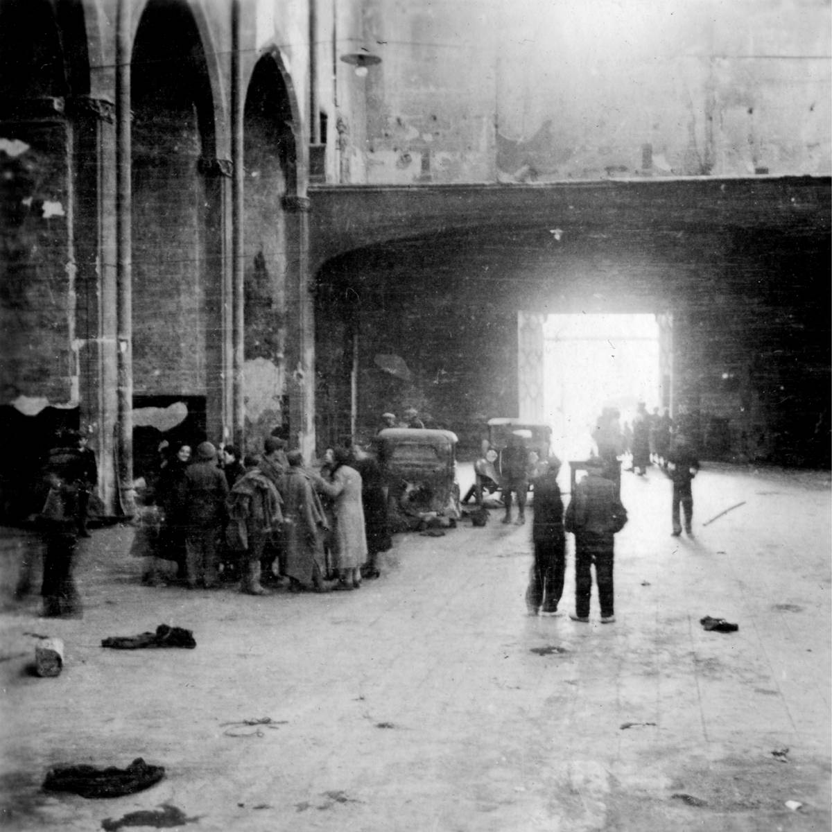 L`interior del Sant Esperit es va convertir en magatzem i garatge sota la gestió del sindicat del transport de la CNT - JOAN I JERONI FONT CASALS / ARXIU TOBELLA L`interior del Sant Esperit es va convertir en magatzem i garatge sota la gestió del sindicat del transport de la CNT