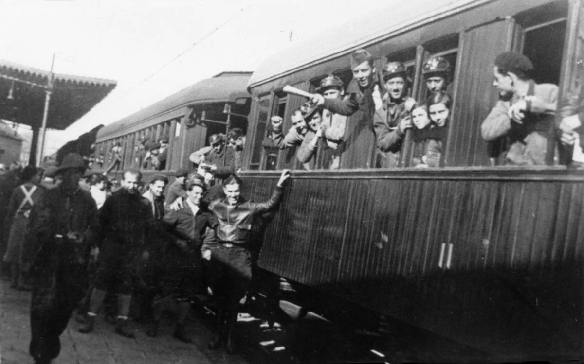 Tren a l’Estació del Nord amb nombrosos milicians a punt de sortircap al front - JOSEP ARMENGOL / ARXIU TOBELLA Tren a l’Estació del Nord amb nombrosos milicians a punt de sortircap al front