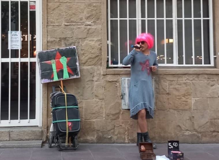 Multa de 600 euros "per desobediència" al músic de carrer Andrés Mariani