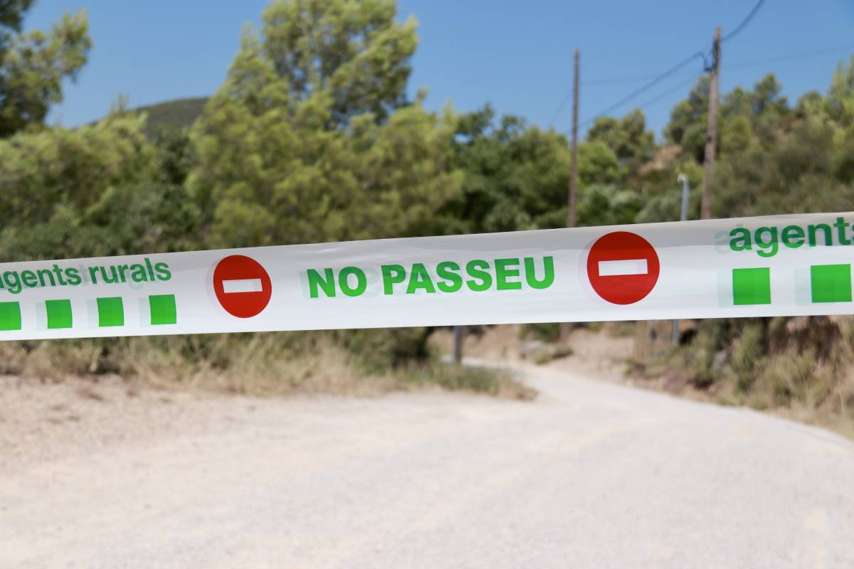 Un cinta dels Agents Rurals barra el pas a un camí forestal - Gemma Sánchez Bonel / ACN