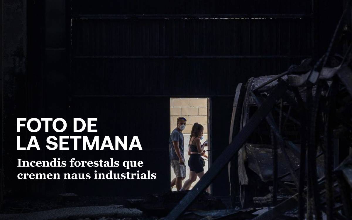 Foto de la setmana: incendis forestals que cremen naus indústrials - Hugo Fernández Foto de la setmana: incendis forestals que cremen naus indústrials