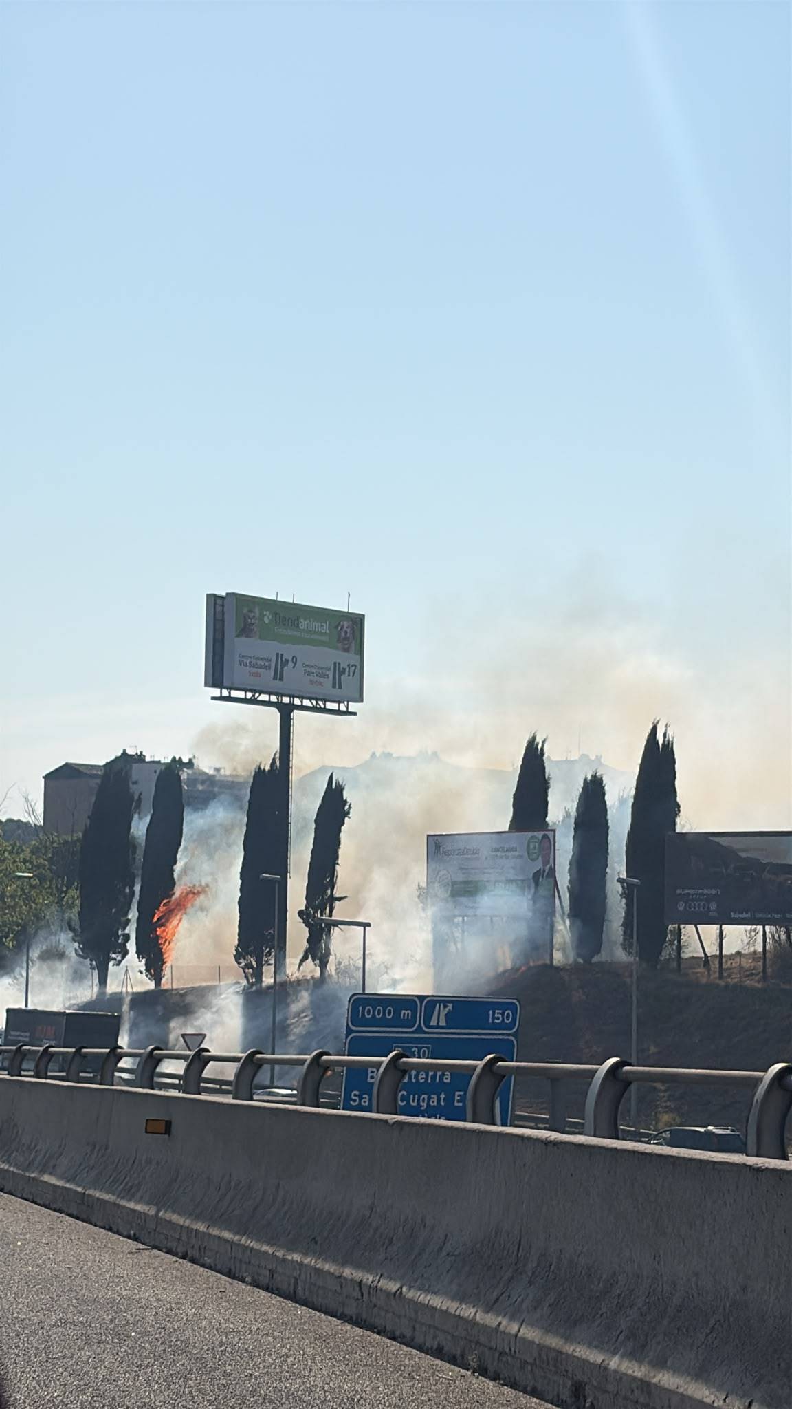 Incendi de vegetació a la B-30 a Badia - Cedida Incendi de vegetació a la B-30 a Badia