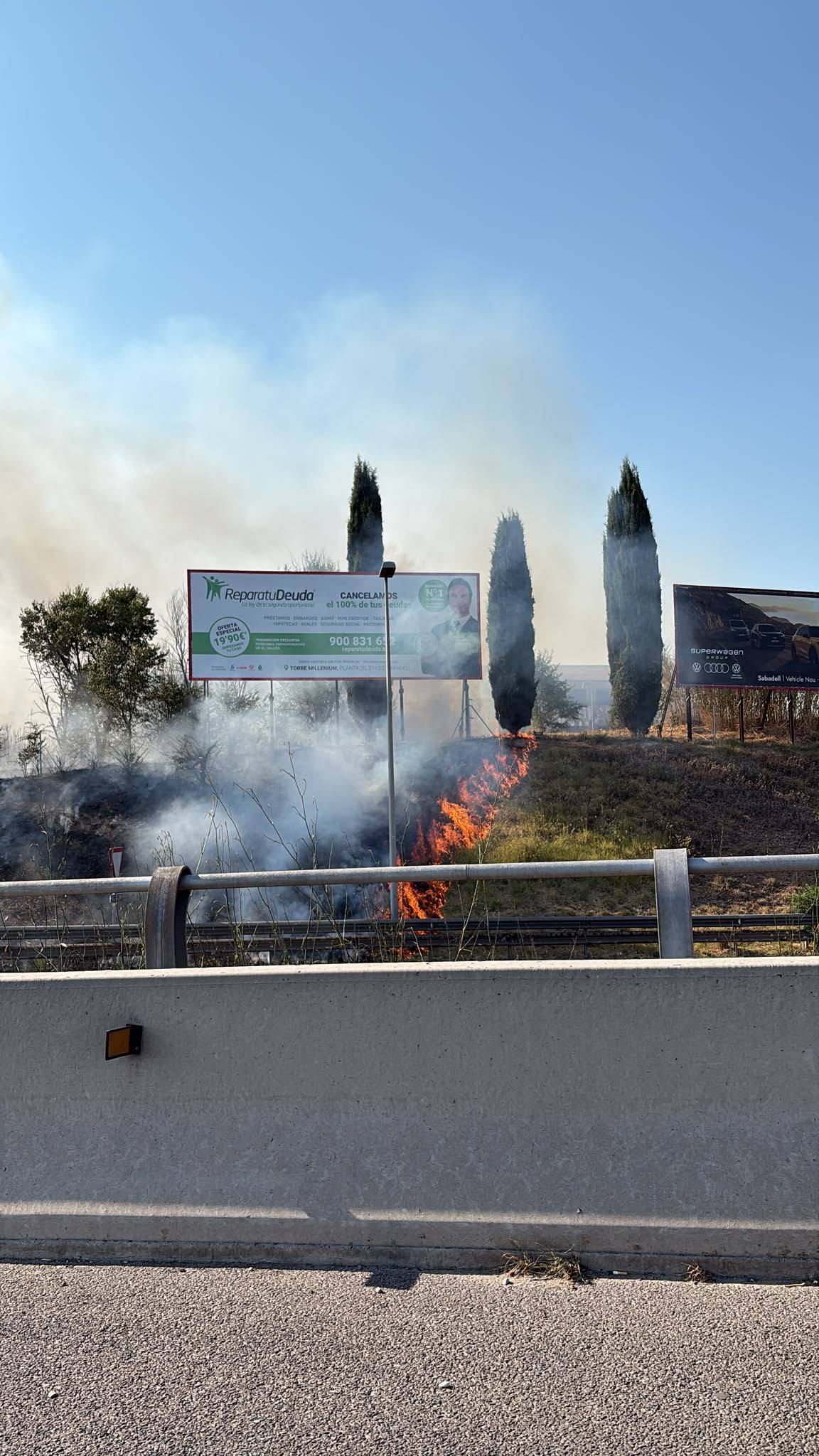 Incendi de vegetació a la B-30 a Badia - Cedida Incendi de vegetació a la B-30 a Badia