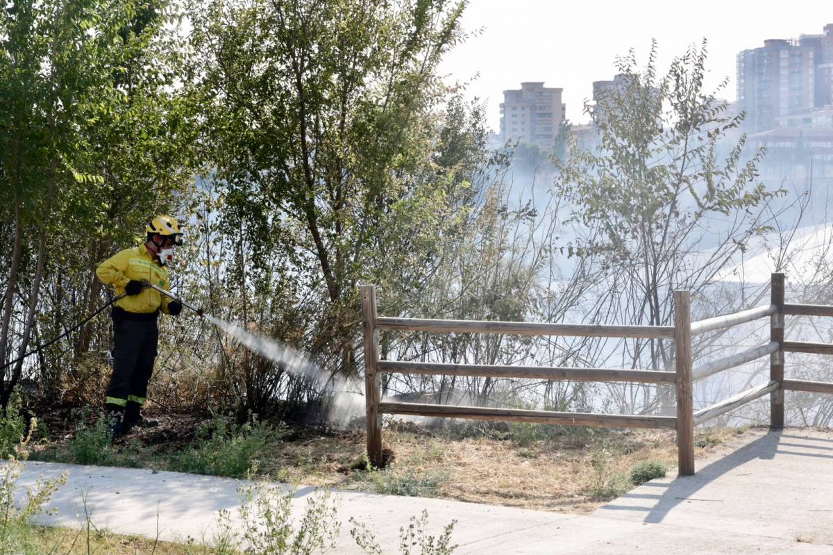 Incendi de vegetació a Can Roqueta - Juanma Peláez Incendi de vegetació a Can Roqueta