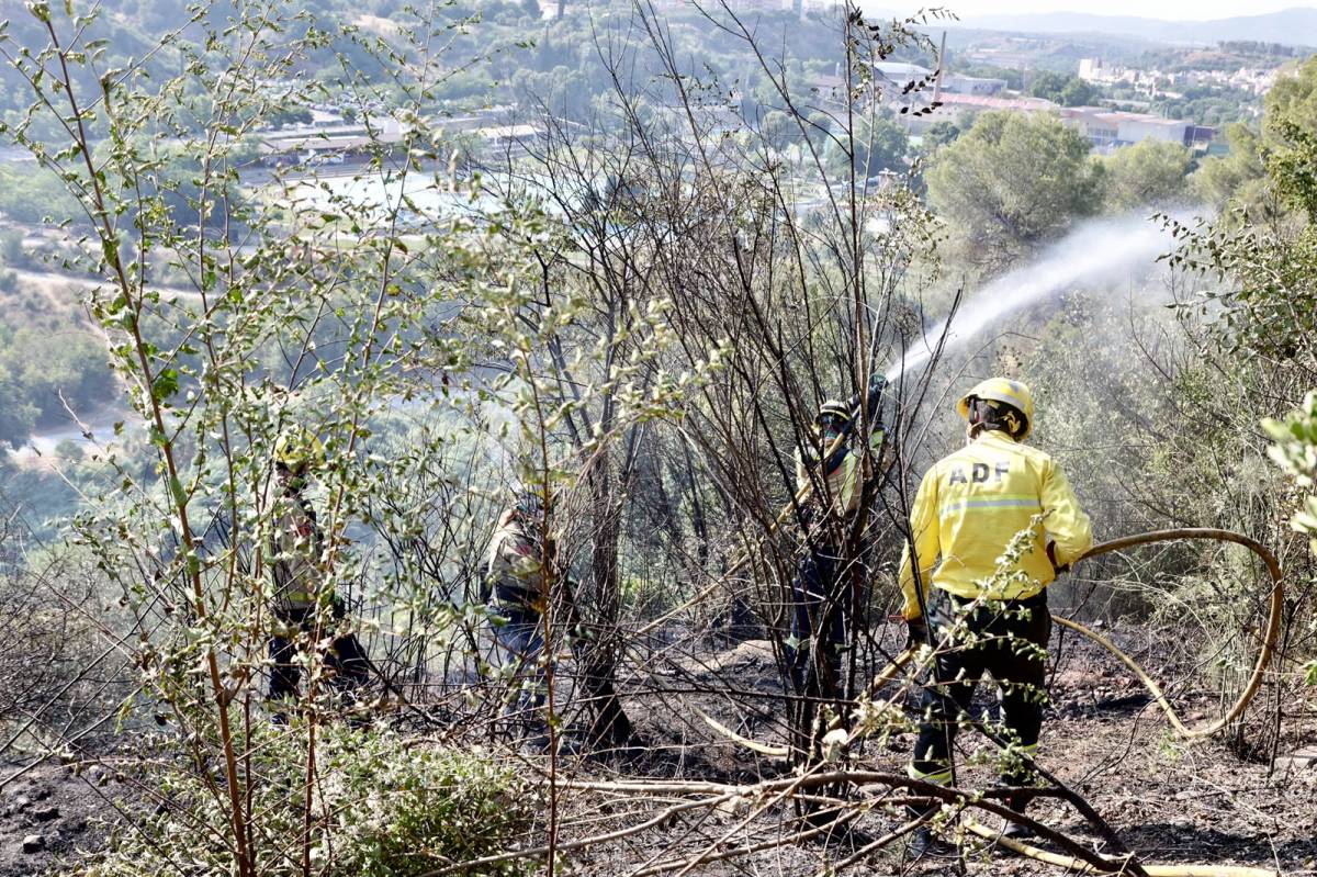 Incendi de vegetació a Can Roqueta - Juanma Peláez Incendi de vegetació a Can Roqueta