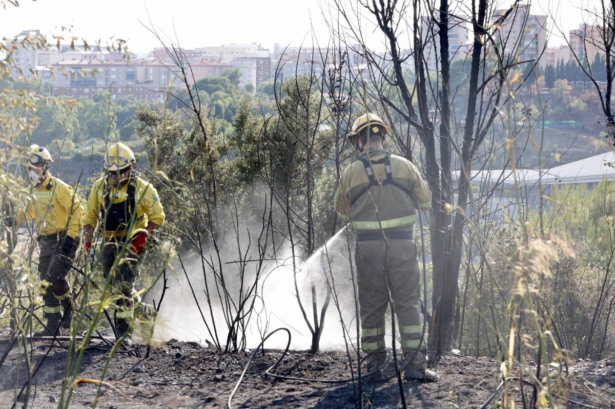Incendi de vegetació a Can Roqueta - Juanma Peláez Incendi de vegetació a Can Roqueta